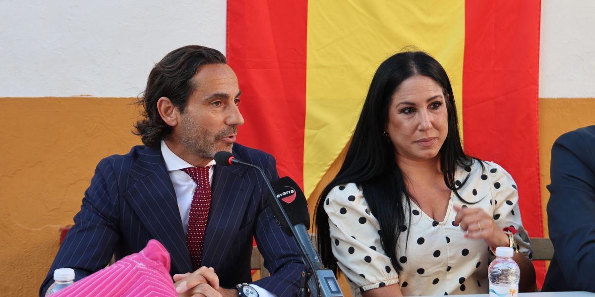 La concejal de Festejos, Verónica Gormedino, y el periodista taurino David Casas
