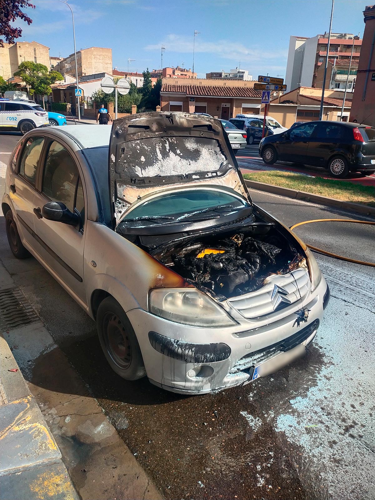 Incendio de un turismo en la Avenida del Barrio en Tudela