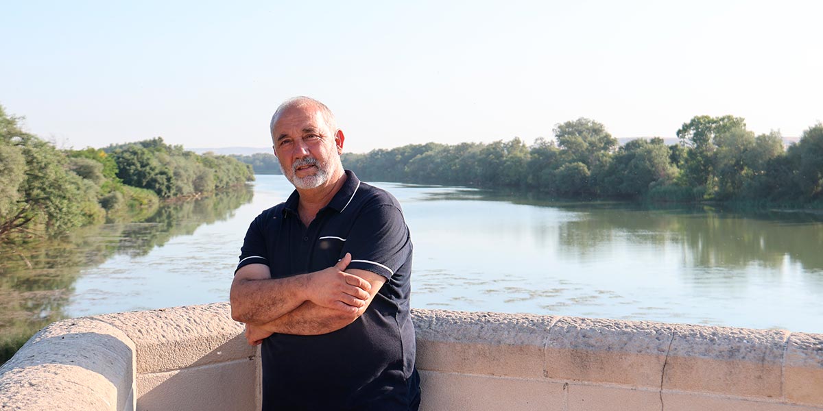 Jesús Álava Sesma, junto al puente del Ebro en Tudela