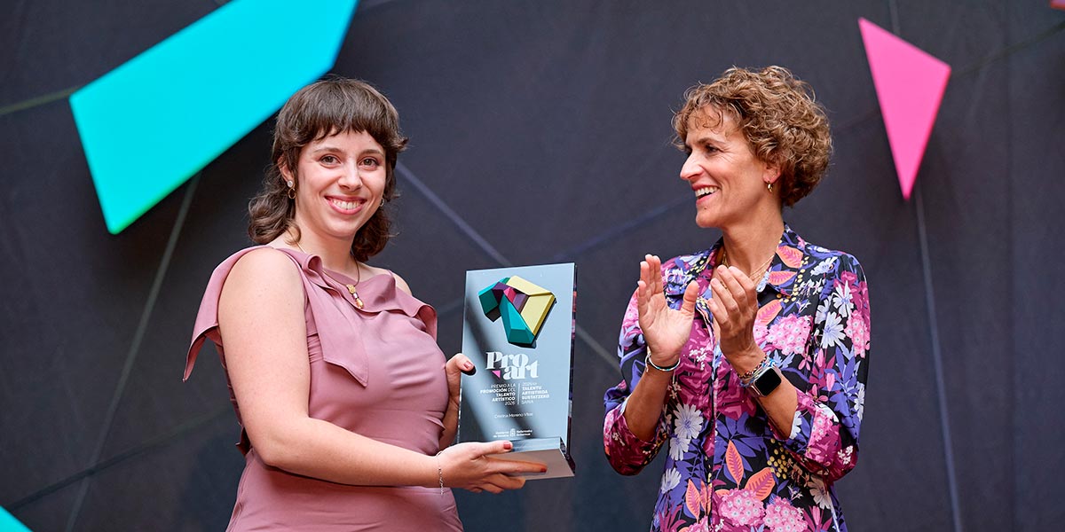 La presidenta del Gobierno de Navarra, María Chivite Navascués, junto a la ilustradora Cristina Moreno Vitas durante la entrega del Premio a la Promoción del Talento Artístico