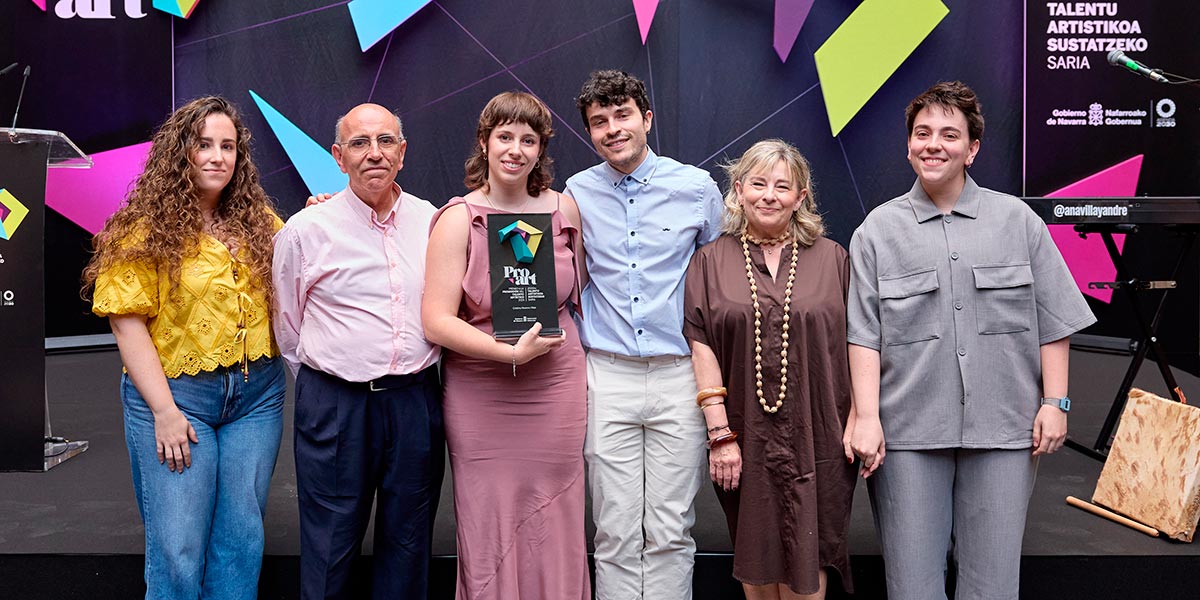 Cristina Moreno Vitas junto a su familia durante el acto de celebración tras recibir el Premio a la Promoción del Talento Artístico del Gobierno de Navarra