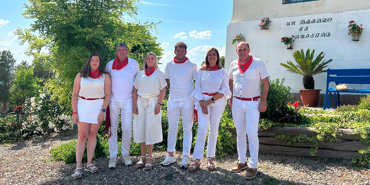 María Preciado Cambra, concejala de festejos de Cadreita, a la izquierda de la imagen junto a otros representantes institucionales