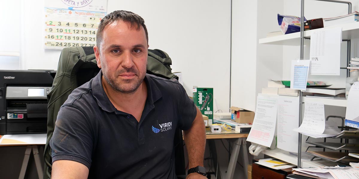 Miguel Ángel Salinas, en la oficina de Viridis Solaris en Tarazona, desde donde asesora a clientes sobre aerotermia, climatización eficiente y soluciones de ahorro energético para viviendas y negocios