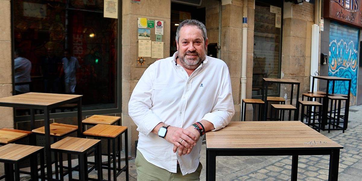 Marcos Milagro Miramón, propietario del Bar La Catedral de Tudela, durante el acto en el que ha sido distinguido como Tabernero Popular 2026 por la Peña Moskera