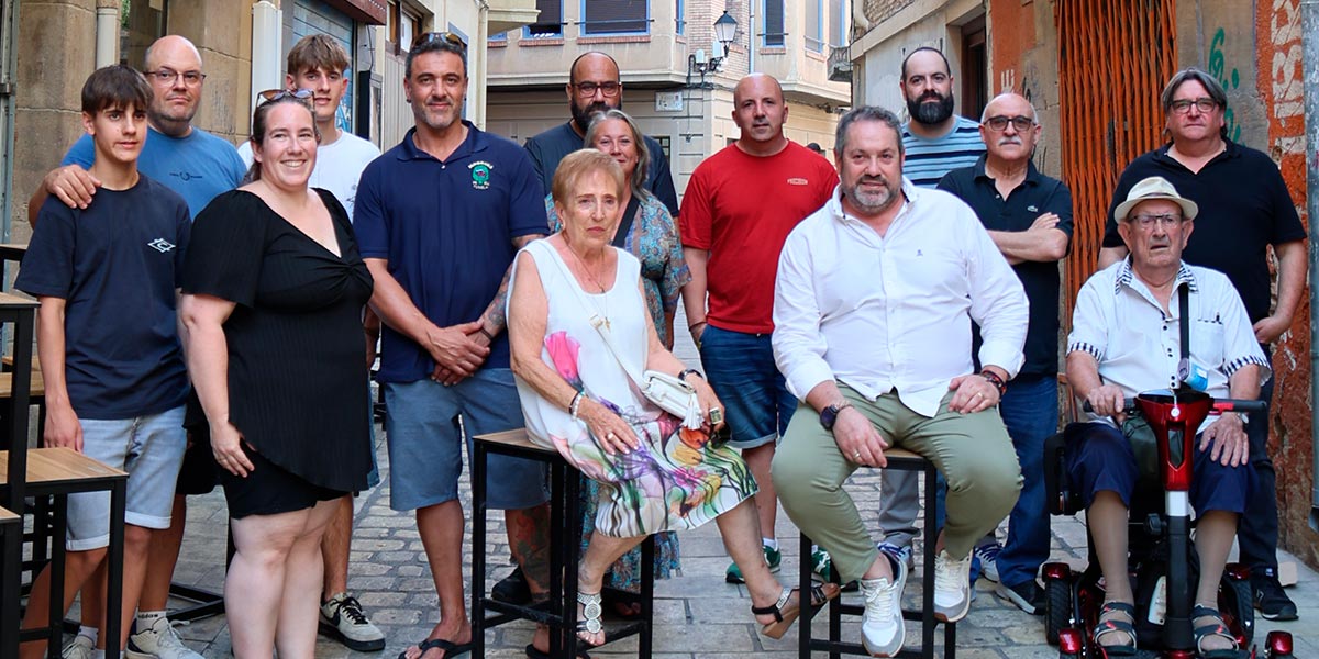 Marcos Milagro Miramón y Mari Carmen Pérez Casas, junto a familiares y miembros de la Peña Moskera, durante el acto de homenaje celebrado en Tudela en el que se han entregado los reconocimientos 2026 en el Bar La Catedral