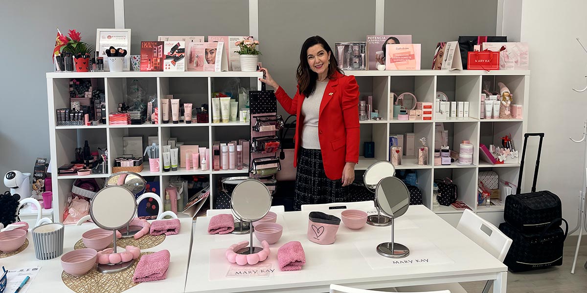 Asun García Igea, consultora de Mary Kay en Tarazona, expone el funcionamiento de un sistema centrado en la cosmética y el emprendimiento independiente