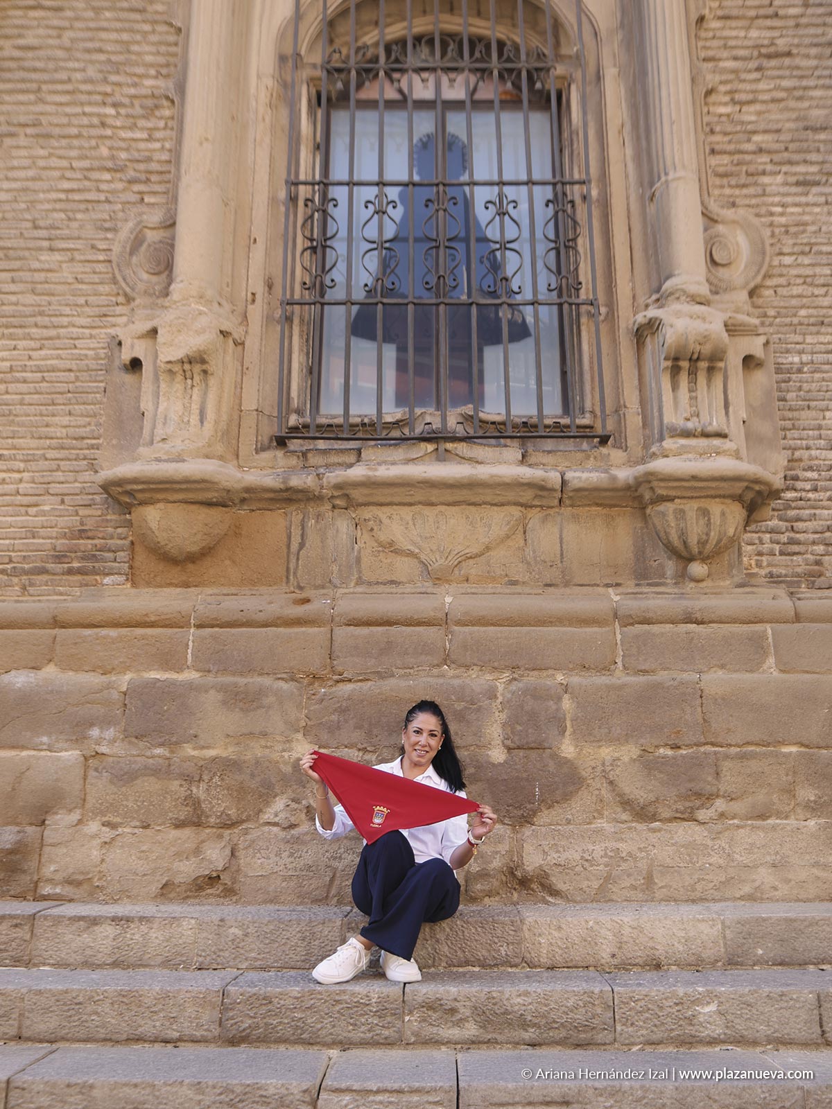 Verónica Gormedino, junto a la ventana tras la que se encuentra la imagen de Santa Ana en su capilla