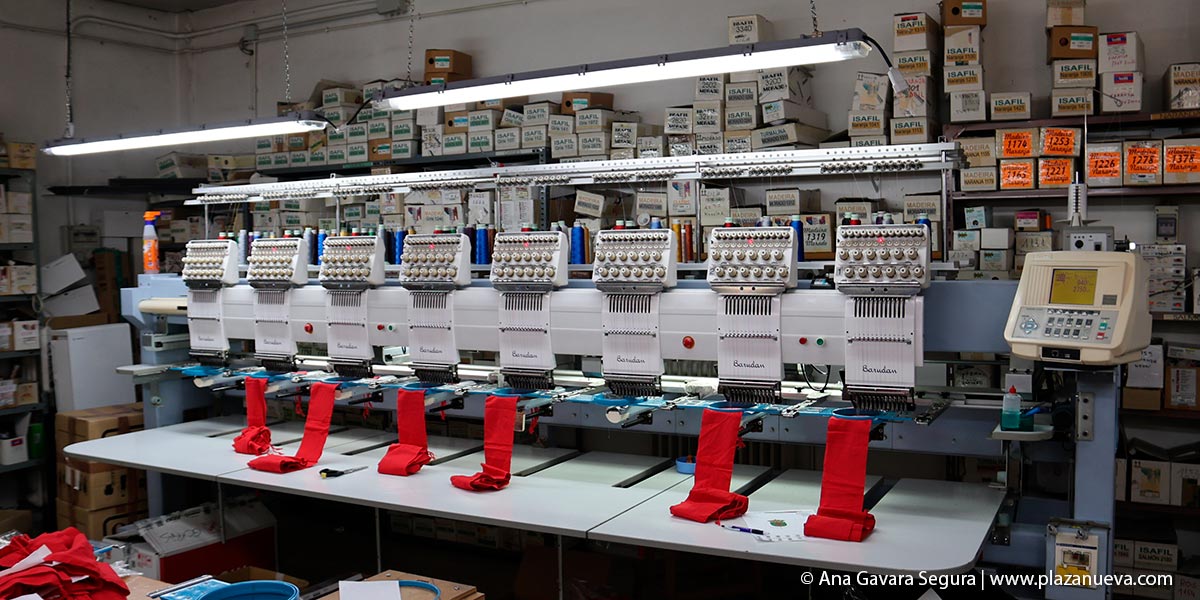 Una faja festiva personalizada por T-Bordo, uno de los trabajos textiles que realiza el taller turiasonense para peñas y cuadrillas
