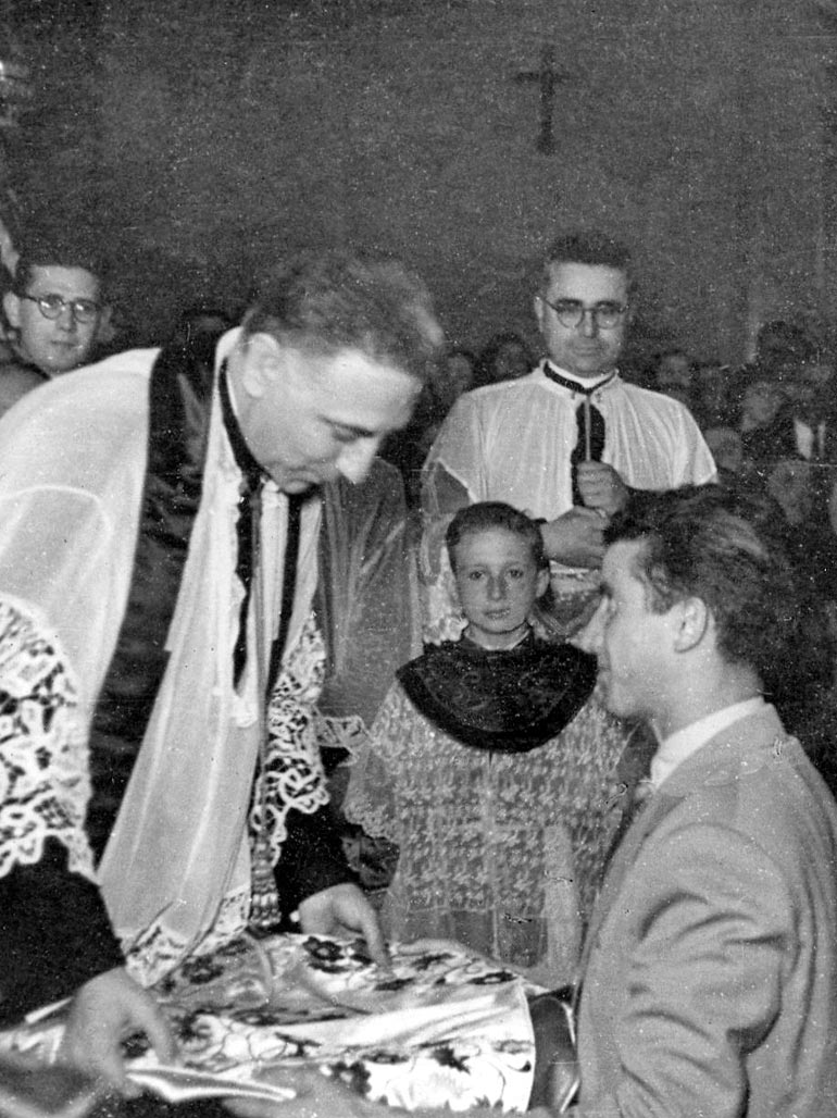 Isidro entrega capote a San Fermín Año 1951