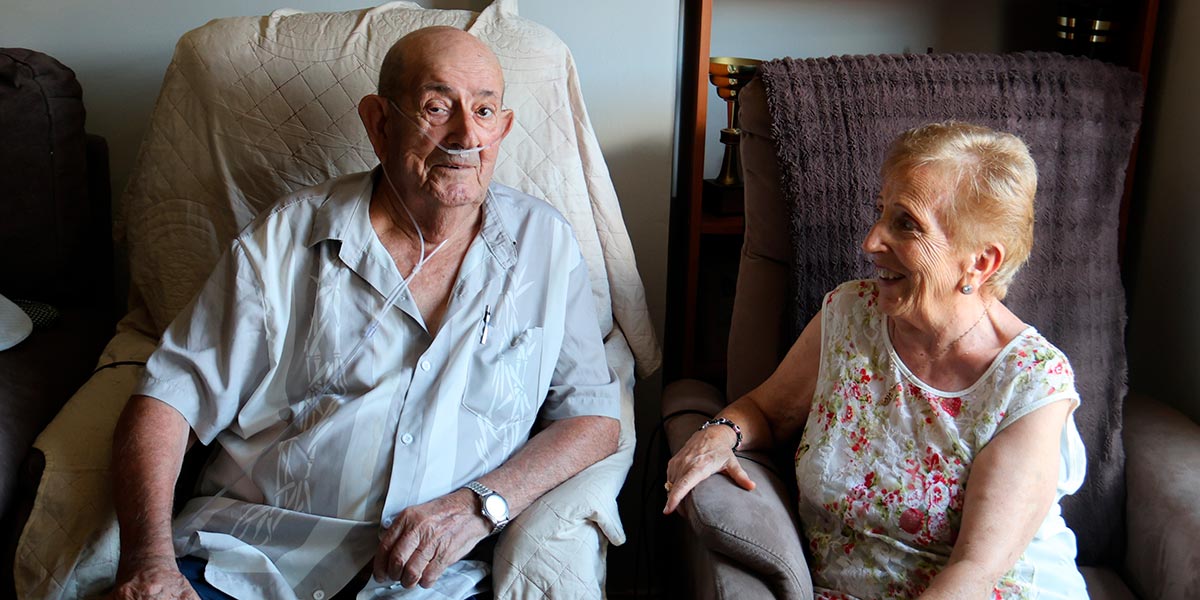 Mari Carmen Pérez Salas y su marido, Guillermo Sanz Moneo, en el salón de su casa del barrio de Lourdes, donde repasaron algunos de sus recuerdos ligados a las fiestas de Tudela