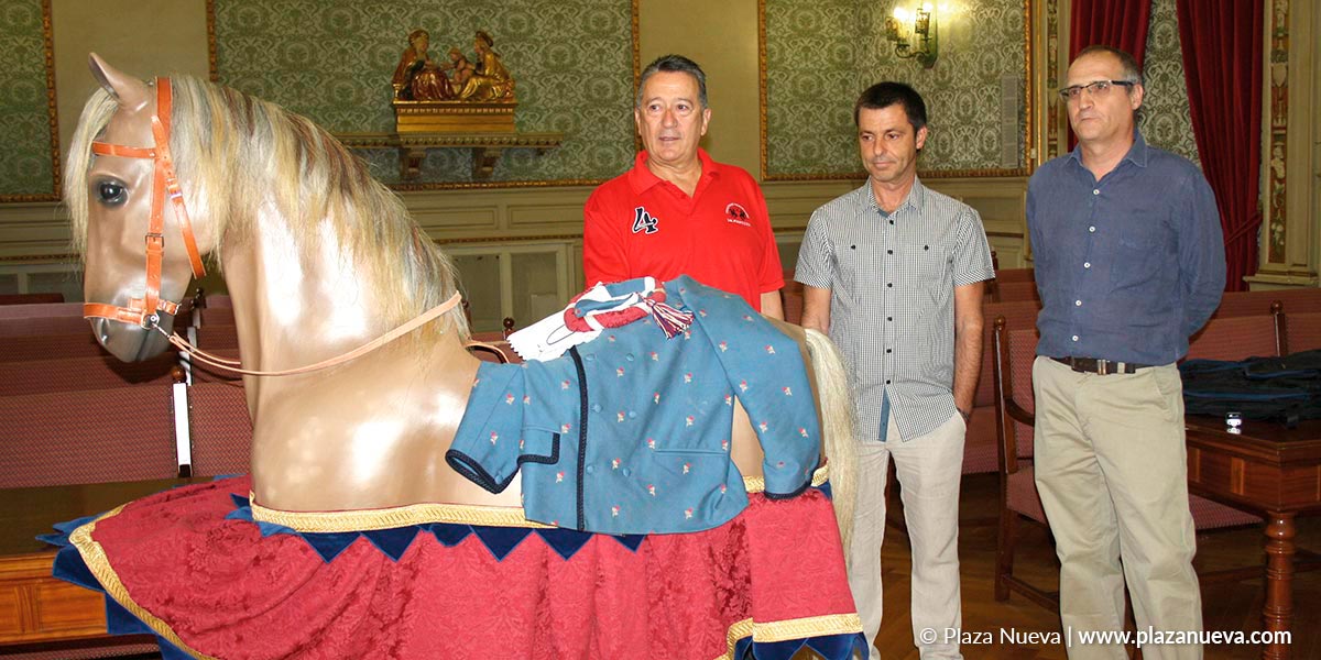 Juan Ramón Sainz Hernández de Ubago entregó el zaldiko al Ayuntamiento de Tudela en 2014