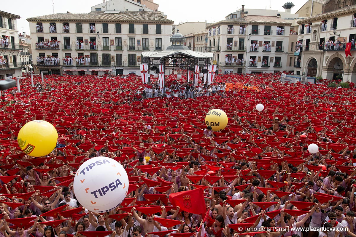 La plaza de los Fueros se tiñe de rojo mientras cientos de personas alzan el pañuelo en la cuenta atrás para el comienzo de las Fiestas de Santa Ana de Tudela