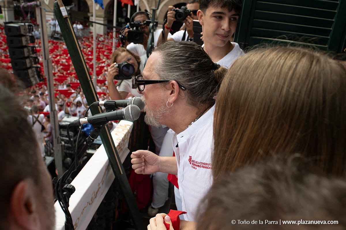 Diego Ramírez, director de la Escuela-Conservatorio Fernando Remacha de Tudela, lanza el cohete que da comienzo a las Fiestas de Santa Ana