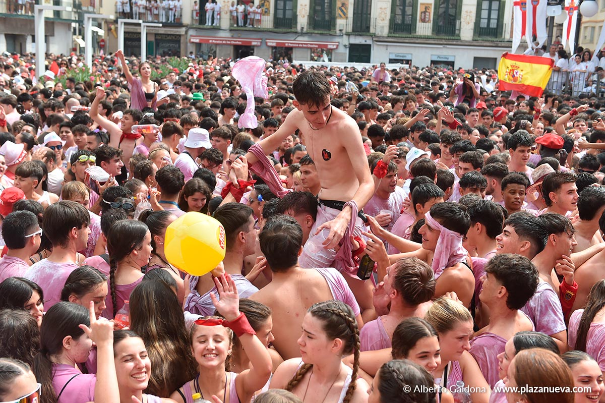 Jóvenes brindan y comparten el arranque de las Fiestas de Santa Ana en las calles de Tudela